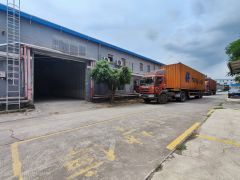 大岭山鸡翅岭单一层950平可分租，厂房方正好用，水电线路齐全