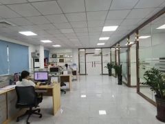 龙华地铁站附近整层1100平精装厂房出租,使用率高,现成家具