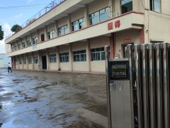 大岭镇一楼二楼各1000平现成装修办公室，水电齐全，超大空地