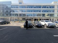 大浪羊山台地铁口全新红本精装厂房1000平米，200起分租