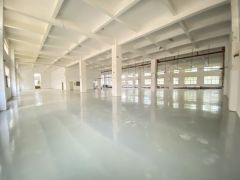 松岗江边第三工业区新出一楼2580平可分租全新地坪漆带办公室