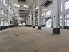 横岗六约一楼厂房出租，园区空地大，进出车方便，价格美丽